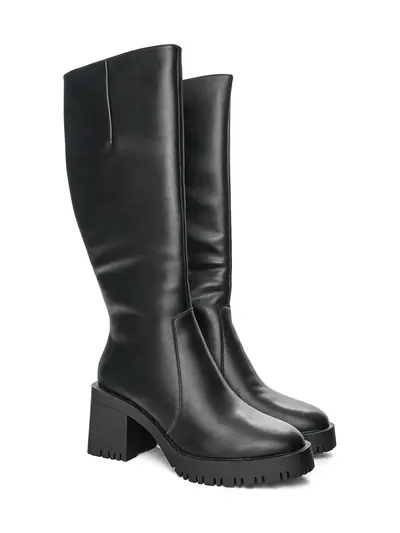 Сапоги черного цвета с рельефным протектором